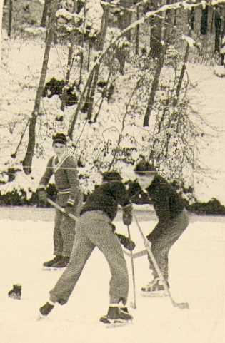  PHOTO Villa St Jean  Ice hockey on the Sarine circa 1952 
